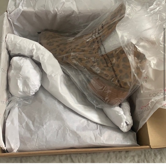 Matisse real suede New in box cutout booties - Picture 3 of 7